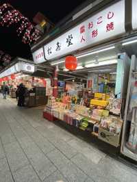 日本で最も古い商店街の一つ浅草仲見世商店街
