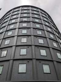 The One Five Kyoto Shijo 広々とした室内の窓際の壁全面のデスク