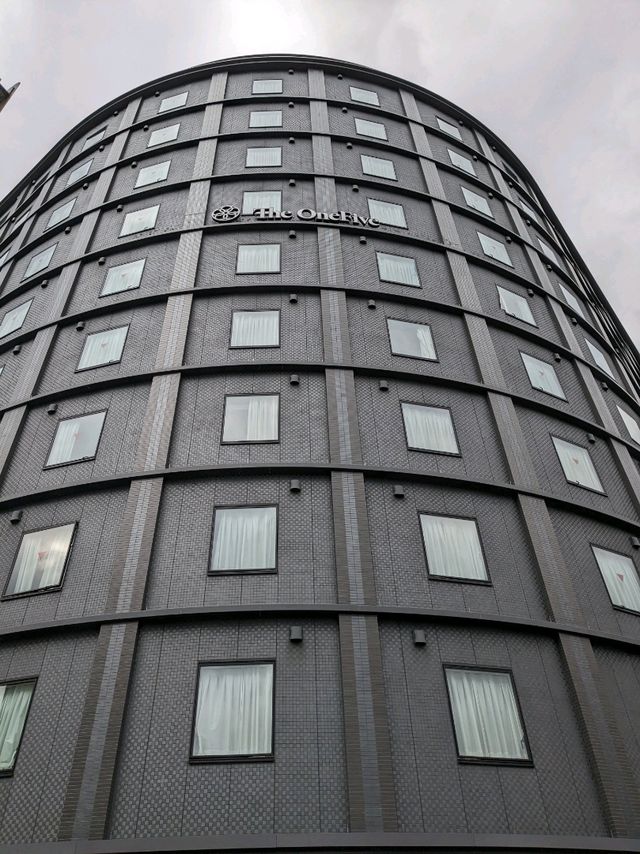 The One Five Kyoto Shijo 広々とした室内の窓際の壁全面のデスク