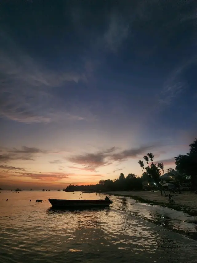 白天和夜晚都非常美麗的薄荷島Alona海灘