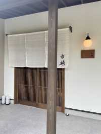 那珂川のせせらぎを背に創作に満ちたお料理が魅力