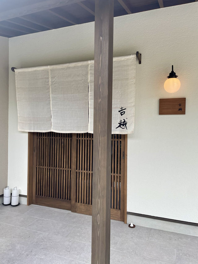 那珂川のせせらぎを背に創作に満ちたお料理が魅力