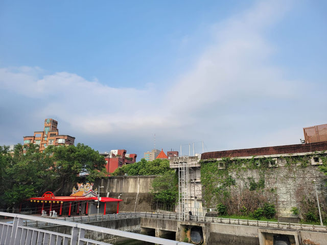 【臺北景點】大稻埕碼頭廣場：夕陽下波光粼粼的河面，水岸星光音樂會。週三晚上最佳時刻🌇🎶