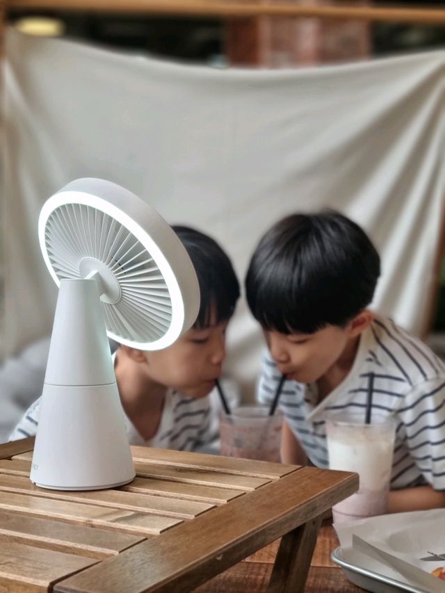 실내 캠핑 컨셉의 감성카페