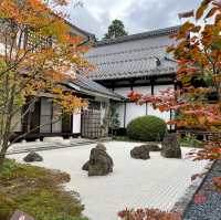 魅力的な庭園のある神社