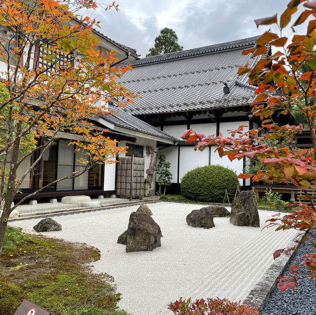 魅力的な庭園のある神社