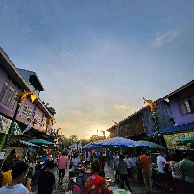 ตลาดเช้าริมน้ำเมืองอุทัยธานี