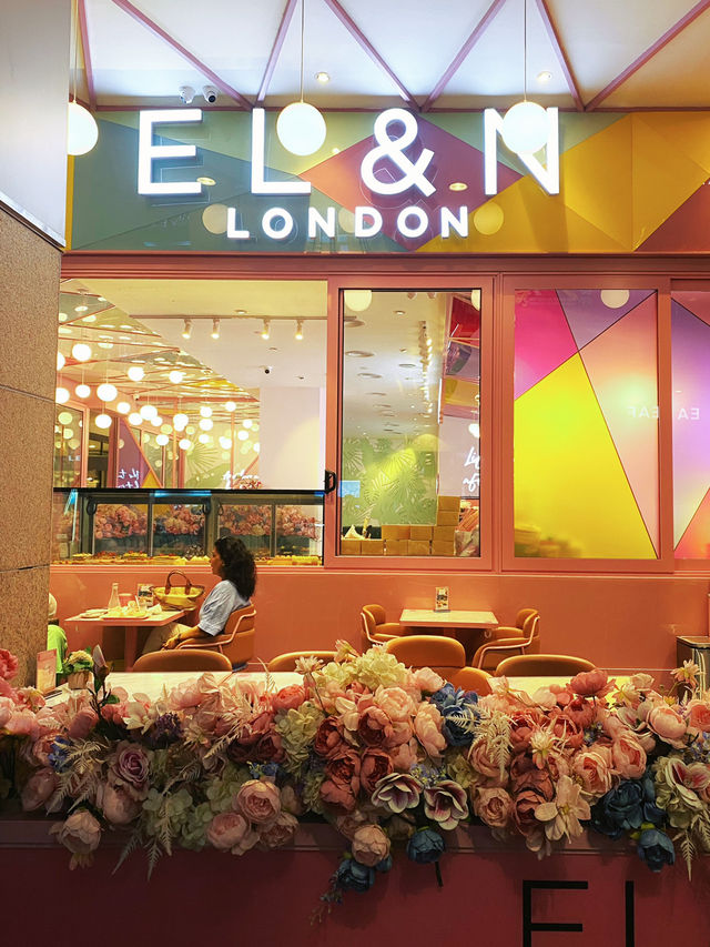 Popular PINK London cafe 🌸💐💓