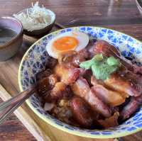 หอมอร่อย ข้าวหมูแเดงเตาถ่าน ย่านวังหลัง