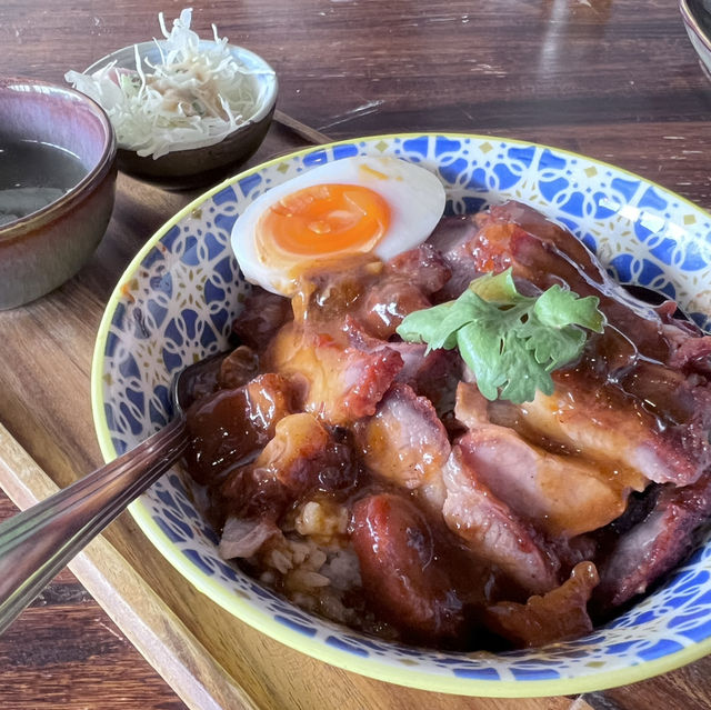 หอมอร่อย ข้าวหมูแเดงเตาถ่าน ย่านวังหลัง