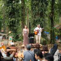 Walk into Forest to have a picnic in the natural market! 