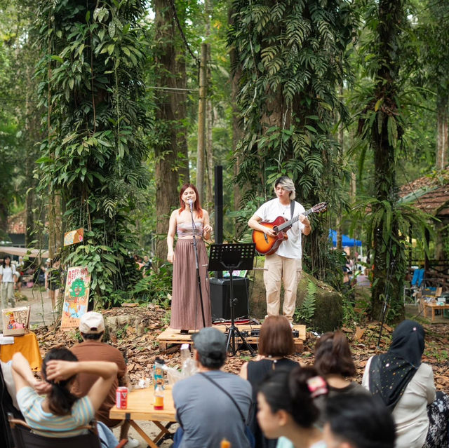 Walk into Forest to have a picnic in the natural market! 