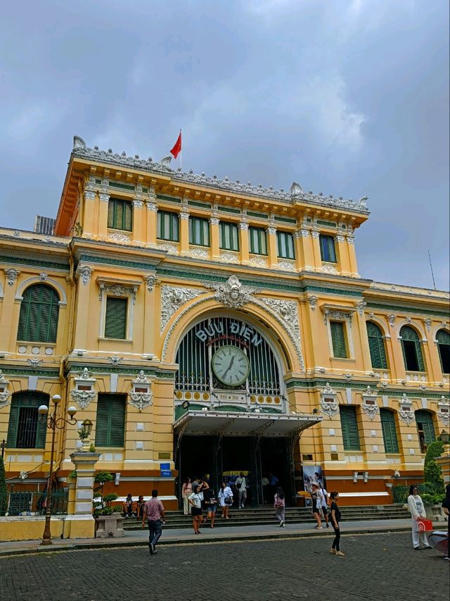 ไปรษณีย์สีเหลืองงที่โฮจิมิน