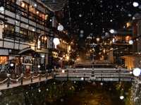 《銀山温泉》趣深い温泉街と雪景色