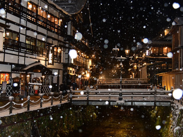 《銀山温泉》趣深い温泉街と雪景色