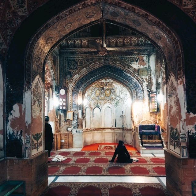 THE ICONIC AND HISTORIC MOSQUE.