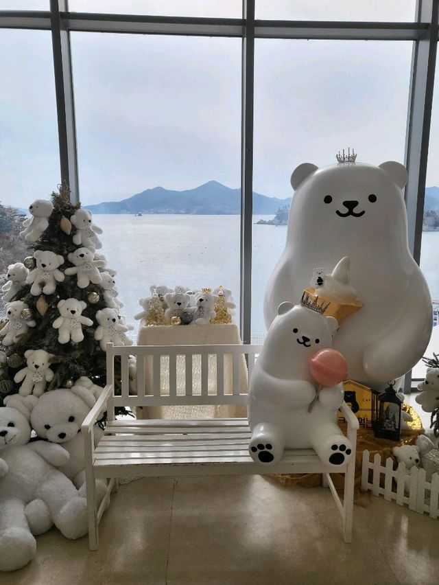 하얀곰돌이와 오션뷰가 예쁜 거제 트리맛집