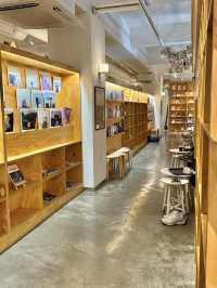 강남 한복판에 있는 한적한 북카페☕️📚