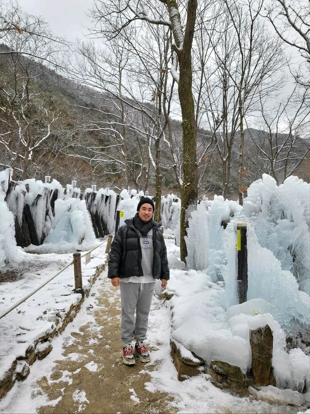 이국적 돌탑과 빙벽이 아름다운 겨울여행지