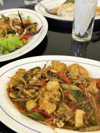 มื้อเย็นที่ นิว แทรเวิลลอด์จ