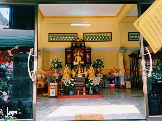 泰國曼谷皇家古跡寺廟景點:Wat Nang Nong，白色莊嚴肅穆建築，適合打卡拍照📸