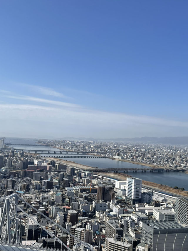  오사카 전망대는 제각기 다른 느낌이네요. 그중 빌딩숲에서 누비는 하늘공원 우메다 스카이 빌딩이 탑이네요.