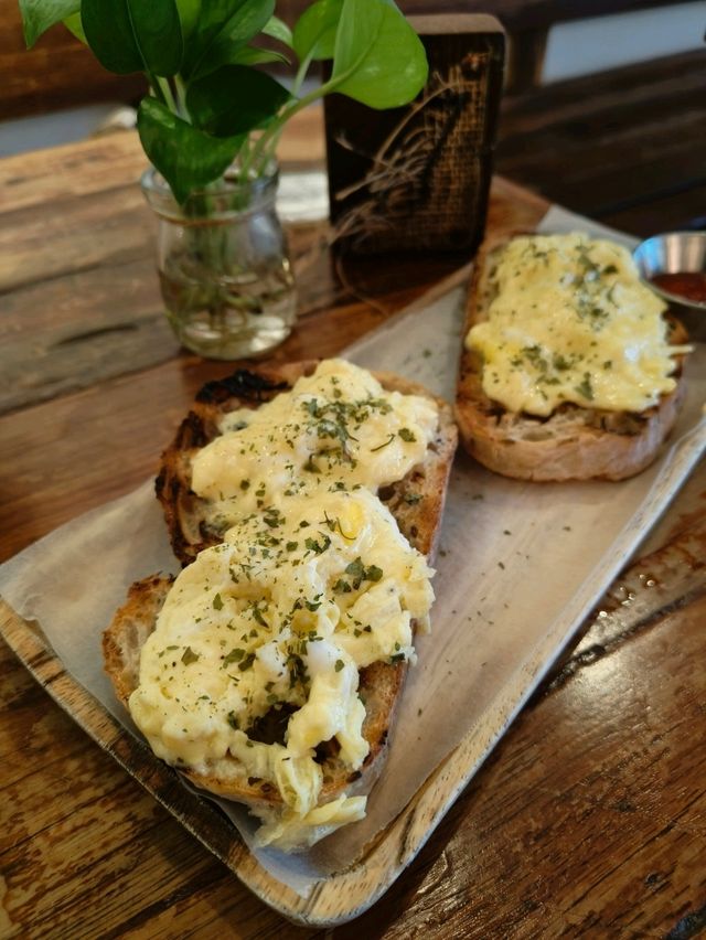A Cozy Café Escape in Little City 