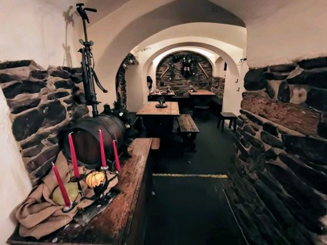 在洞穴中吃豬肋排？CK小鎮的地窖餐廳 Krčma Šatlava