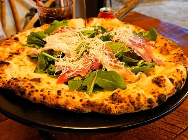 A nice woodfire pizzeria in town, Dochi Pizza
