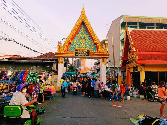 泰國曼谷市中心著名寺廟夜市Wat Ruak Bang Bamru market，靠近mrt地鐵站，純本地人夜市