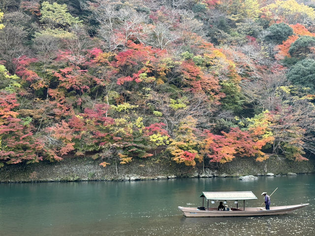 ชมใบไม้เปลี่ยนสี ริมแม่น้ำที่ Arashiyama