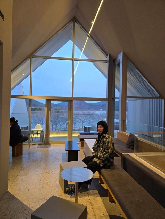 멋진 디자인과 벚꽃뷰가 힐링인 부산카페