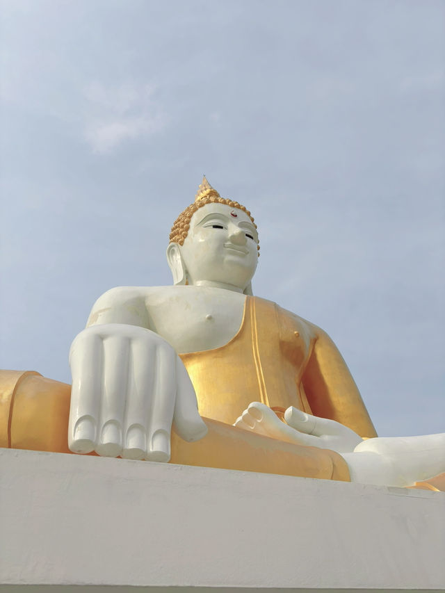พระพุทธรูปองค์ใหญ่ ริมแม่น้ำบางปะกง ฉะเชิงเทรา