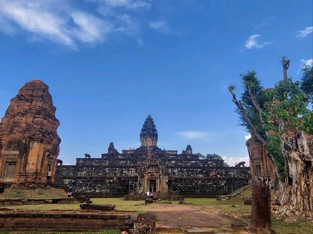 光が描く神殿画──バコン寺院、窓のフレーム越しに現れる奇跡