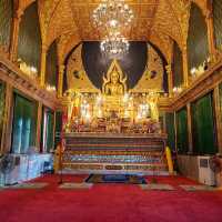 สักการะพระพุทธชินราชจำลองที่วัดสายไหม