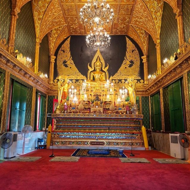 สักการะพระพุทธชินราชจำลองที่วัดสายไหม
