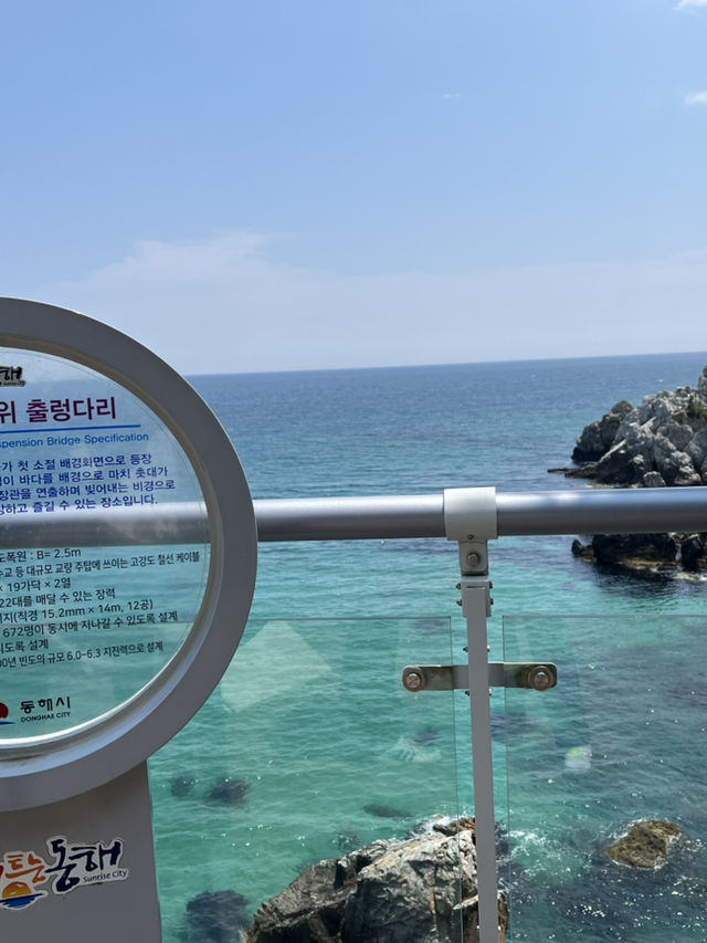 추암 촛대바위와 출렁다리