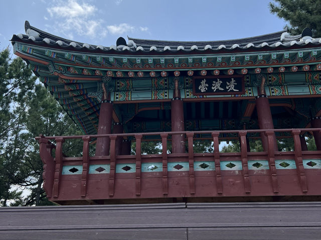추암 해변 바위들과 바다