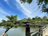 一座美麗的六角形建築，屋頂以檜樹皮搭建💕浮見堂