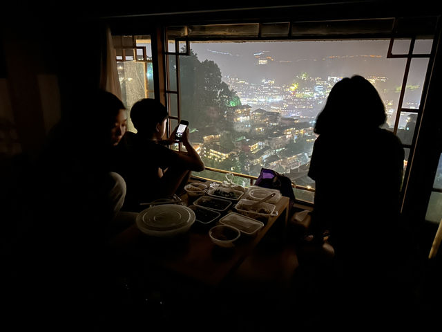 千戶燈火，夜雨瀟瀝，晨起雞鳴，雲靄纏綿
