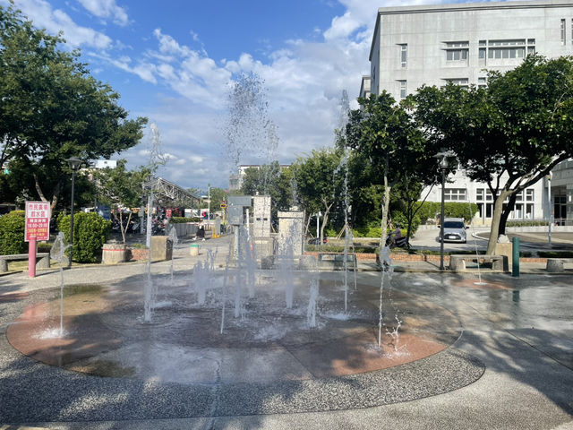 漫步苗栗市民廣場：城市中的綠意與水聲！