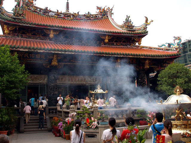 艋舺精神象徵：台北龍山寺240年建築與信仰巡禮