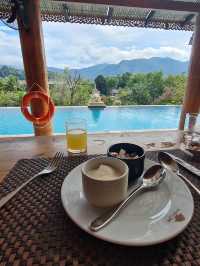 นอนชิวริมน้ำที่ Santhiya tree resort 