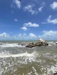 🖤🌊 Pantai Batu Hitam – Kuantan’s Underrated Black Rock Beach