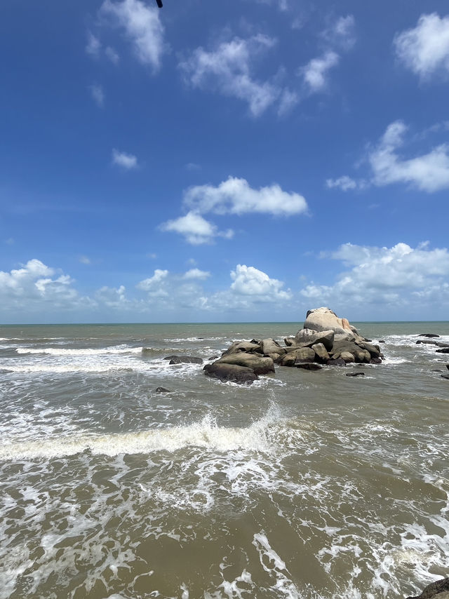 🖤🌊 Pantai Batu Hitam – Kuantan’s Underrated Black Rock Beach