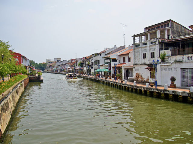 🌊 Malacca River Walk – Two Worlds in One Stroll 