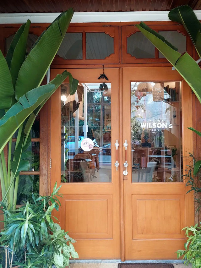 Jakarta’s Secret Garden Café with Retro Soul