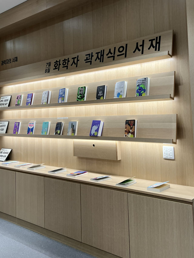 숲속 도서관의 3충 공간