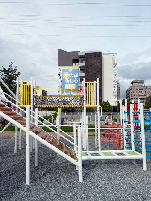 台南最新特色公園 市區易停車 組合式攀爬網 讓孩子放電到腿軟！