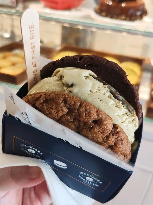 極邪惡 🍪曲奇雪糕三文治🍨